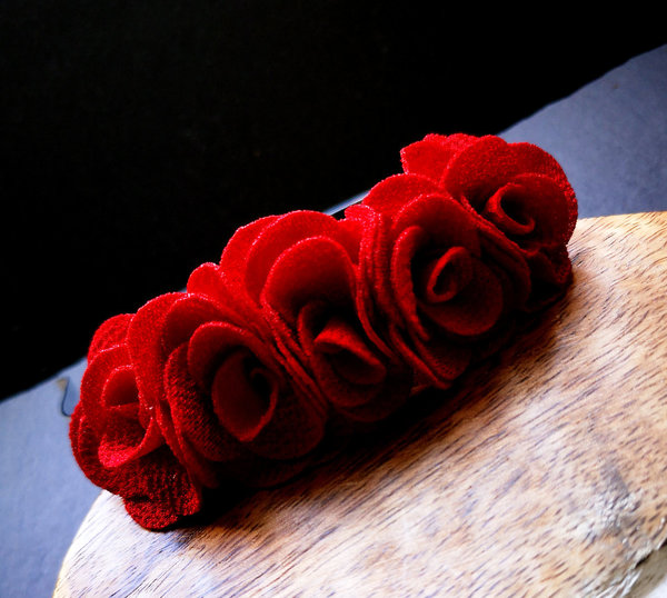 Romantischer Haarreif mit roten Rosen
